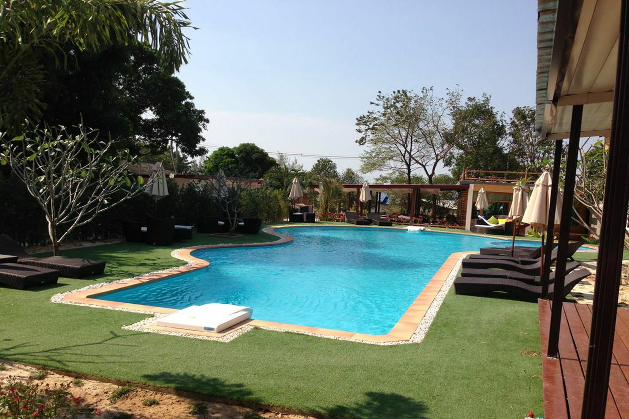 Check In And Chill Out Hotel Ban Laem Sok Bagian luar foto